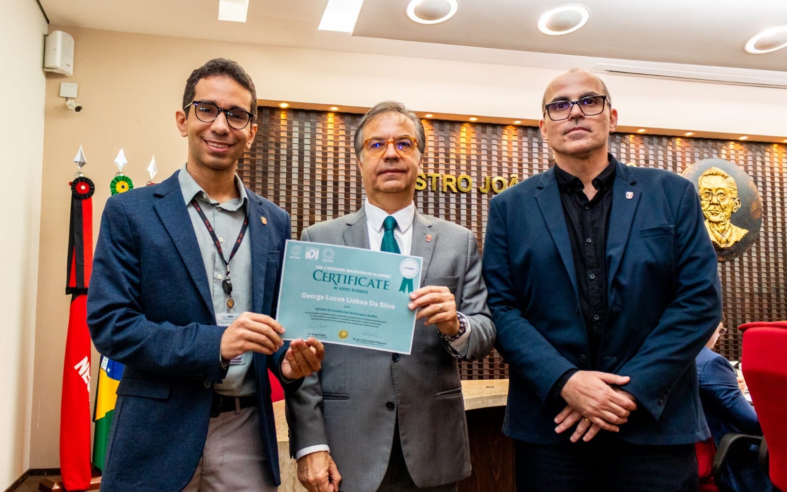 TCE-PB entrega primeira certificação internacional PESA a servidor em sessão do Pleno