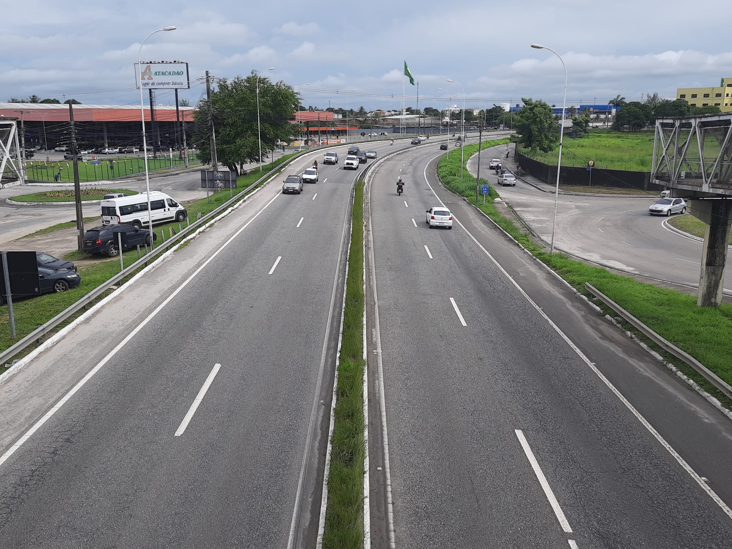 Caminhão tomba no km 138 da BR-230, em Campina Grande, e motorista fica ferido