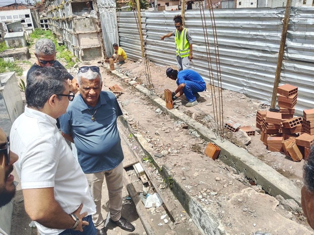 Prefeitura de João Pessoa inicia reconstrução de trecho do muro do Cemitério Cristo Redentor