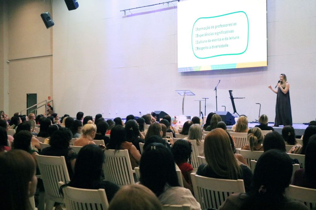 Sedec-JP reúne 900 profissionais da Educação Infantil e do 1º ano em seminário sobre transição escolar